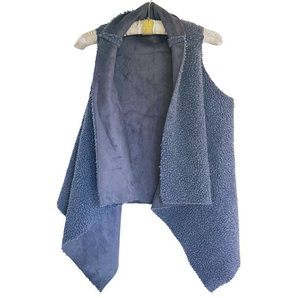 ELAN Gray Sherpa Faux Fur Sleeveless Cardigan Vest One Size Cozy Layering - Picture 2 of 8